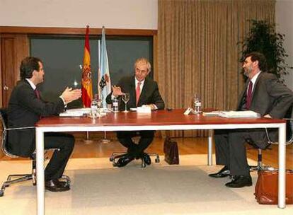 Alberto Núñez Feijóo, Emilio Pérez Touriño y Anxo Quintana, ayer al comienzo de la reunión sobre el Estatuto que mantuvieron en un salón de la residencia presidencial de Monte Pío.