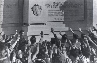 Inauguraci&oacute;n del monumento a los ca&iacute;dos durante la Guerra Civil, ubicado en el exterior de la tribuna del campo de Les Corts, el 18 de julio de 1939. 