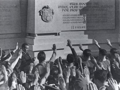 Inauguraci&oacute;n del monumento a los ca&iacute;dos durante la Guerra Civil, ubicado en el exterior de la tribuna del campo de Les Corts, el 18 de julio de 1939. 