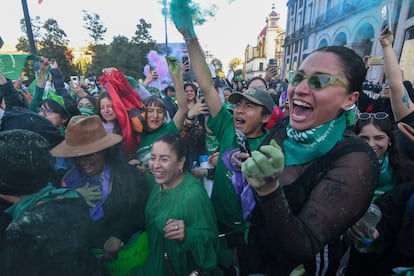 Mujeres celebran la despenalización del aborto en el Estado de México, este lunes en Toluca.