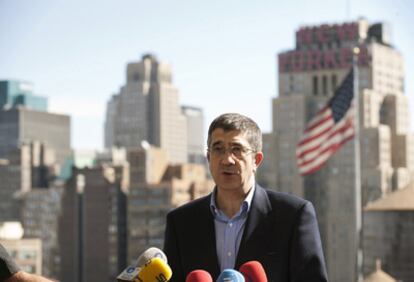 El 'lehendakari', Patxi López, realiza declaraciones a los medios de comunicación durante su visita a la 'zona cero' de Nueva York. López ha dicho que espera que de la conferencia sobre el final del terrorismo de ETA que se celebrará mañana en San Sebastián salga "la exigencia a ETA para que abandone todas las actividades terroristas".