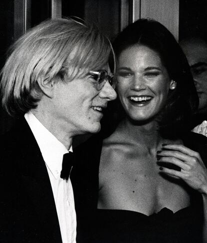 Con Andy Warhol, a su llegada a un desfile benéfico de Valentino en 1976.