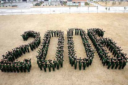 Ms de 200 soldados chinos han posado de esta manera ante las cmaras para dar la bienvenida al 2006 en Hangzhou, en la provincia oriental de Zhejiang.