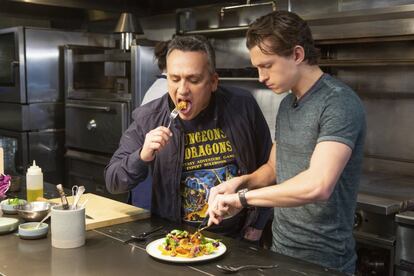 El director Joe Russo y Tom Hollandprueban el pavo hecho por la chef Jessica Largey.