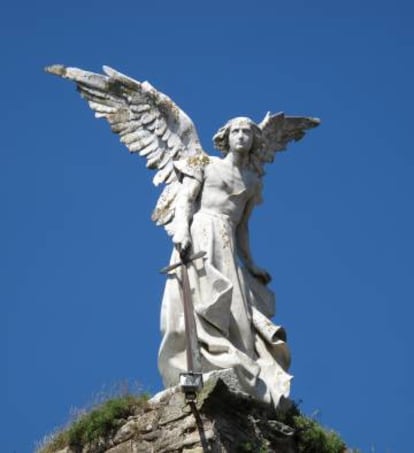 Escultura de Josep Llimona del ángel guardián, también conocido como el ángel exterminador, en el cementerio de Comillas.