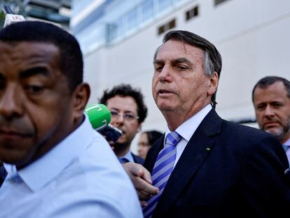 El expresidente Bolsonaro, el pasado miércoles en Brasilia tras ser interrogado por la policía sobre la intentona golpista de enero pasado.