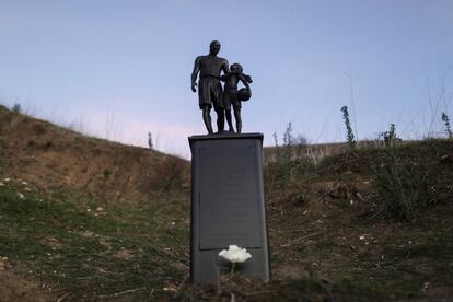 El escultor de Los Ángeles, Dan Medina, honró el aniversario de la muerte de Kobe y Gigi Bryant junto con otros siete pasajeros colocando una estatua temporal de padre e hija donde su helicóptero se estrelló hace dos años en Calabasas (California, EEUU).