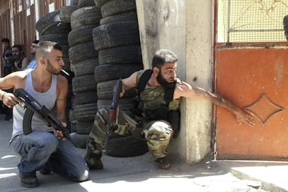 Combatientes suníes participa en un tiroteo en el barrio de Bab al Tabaneh, al norte de la cuidad de Trípoli, en el Líbano. Los choques enfrentan desde el lunes a los vecinos de dos barrios rivales (uno de mayoría suní y otro de mayoría alauita y pro Asad) con el trasfondo del conflicto sirio.