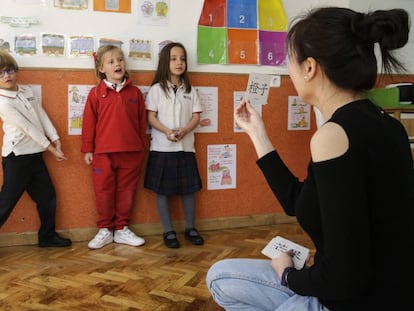 Qi Yang, profesora de la academia Ya-Lan, durante una clase en Pozuelo de Alarcón, Madrid.