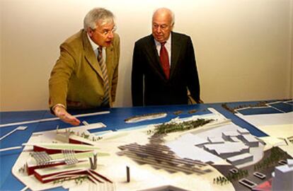 Joan Clos muestra a Jesús de Polanco la maqueta de las obras del Fòrum, ayer en Barcelona.