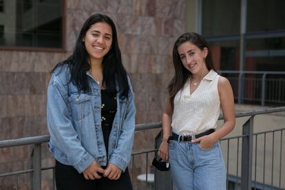 Natalia Torres (I) y Natalia Prieto (D) estudiantes de Historia del arte e Historia.