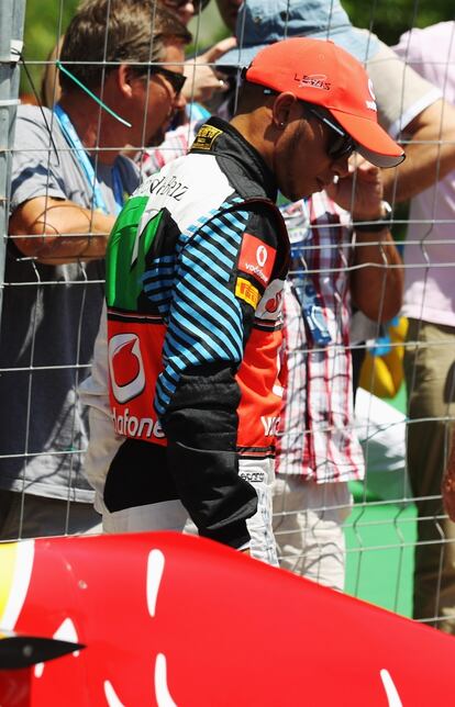 Lewis Hamilton está usando un mono adornado con detalles de colores, distinto al clásico de McLaren, todo plateado.