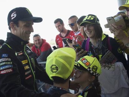 Zarco, con dos fans de Rossi en Le Mans.