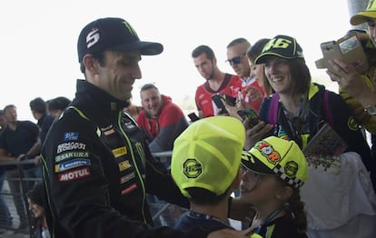 Zarco, con dos fans de Rossi en Le Mans.