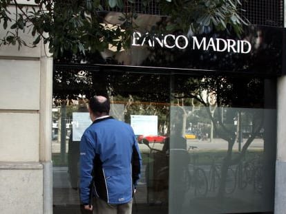 Un cliente de Banco Madrid, ante una de las oficinas de la entidad.