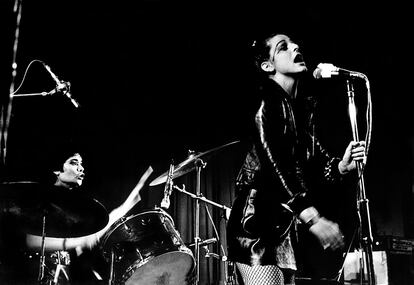 Palm Olive (Paloma Romero) y Ari Up actuando como The Slits en el Coliseum de Harlesden en Londres en 1977. Eran teloneras de The Clash.