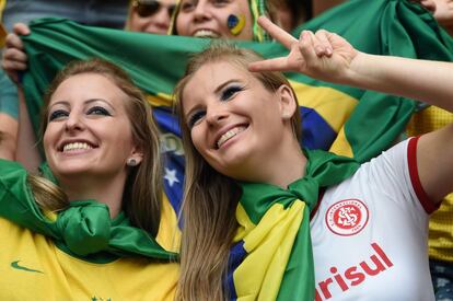 Torcedoras brasileiras no estádio Mané Garrincha.