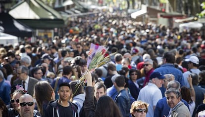 Tothom pendent dels temps per Sant Jordi.