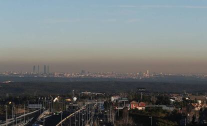 Nube de polución sobre la ciudad de Madrid desde Torrelodones.