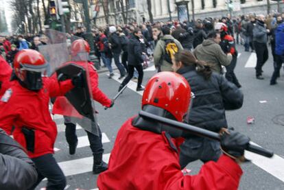 Agentes de la Ertzaintza cargan contra un piquete durante la jornada de huelga general en Bilbao por la reforma de las pensiones.