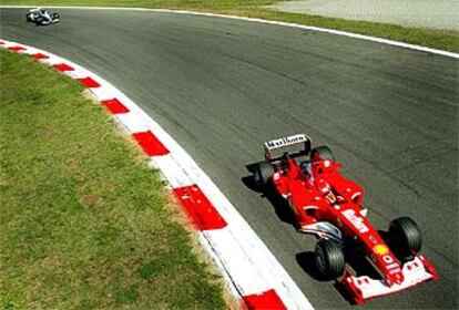Schumacher, por delante de Montoya en Monza.