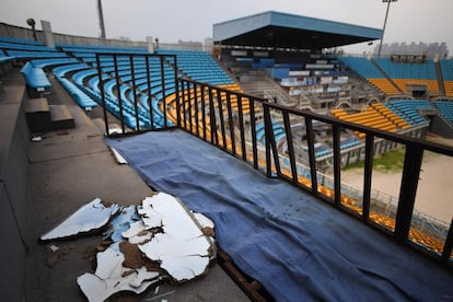 Esta foto, tomada el 23 de julio de 2018, muestra madera podrida en un puesto en el estadio de voleibol de playa construido para los Juegos Olímpicos de Beijing 2008.