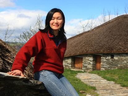 La peregrina japonesa Satoko Nakajima, en una palloza de O Cebreiro.