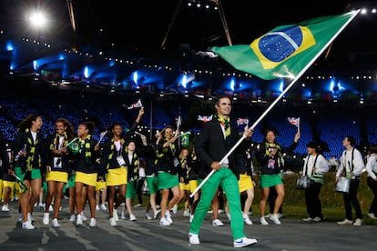 Los vivos colores de la bandera brasile?a destacaron en los pantalones y faldas de sus deportistas. Fue uno de los? uniformes que puso un toque de color al desfile olmpico.