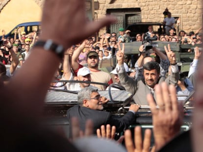 El presidente iraní, Mahmud Ahmadineyad, saluda a la gente congregada en las calles de la capital libanesa.