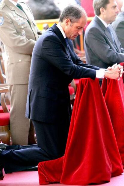 Francisco Camps, ayer, durante la misa que precede al traslado de la Virgen de los Desamparados.