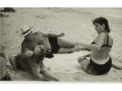 Pablo Picasso y Dora Maar en la playa, en 1935.