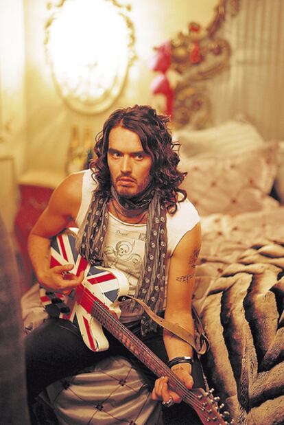 <b>"Mi madre piensa que soy Jesucristo". Tiene maneras de estrella rock, pero Russell Brand es el enésimo cómico británico favorito de América.</b>