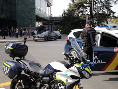 Dispositivo de la Policía Nacional a las puertas del Palacio de Congresos de Granada.