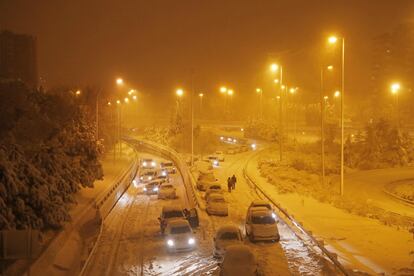 Vehículos atrapados en la M30 en la madrugada de este sábado. REUTERS/Susana Vera