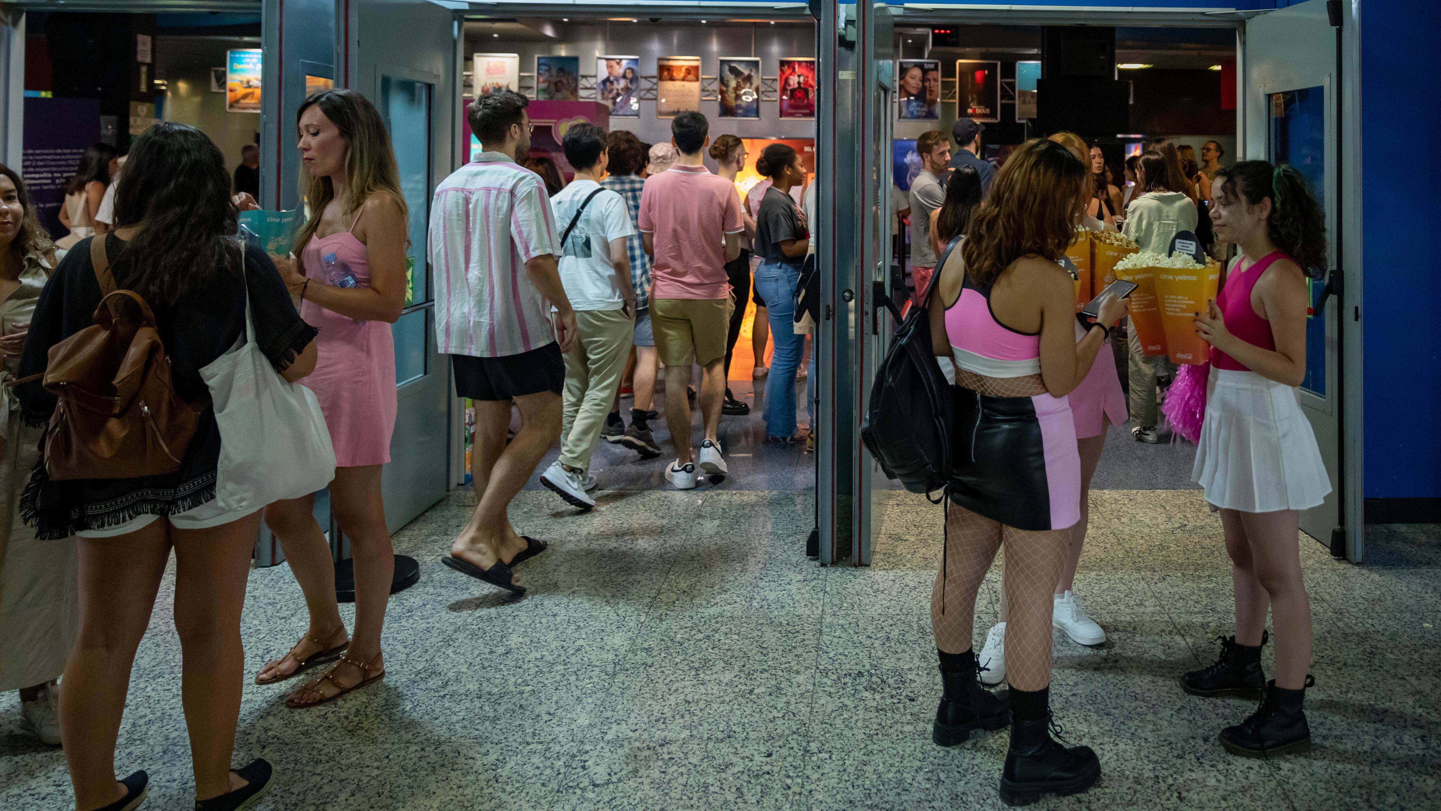 Estas son las tres normas para acceder a los pases de cine nudista por primera vez en España