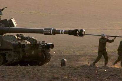 Soldados israelíes limpian el cañón de un tanque en la base de Nahal Oz, cerca de la franja de Gaza.