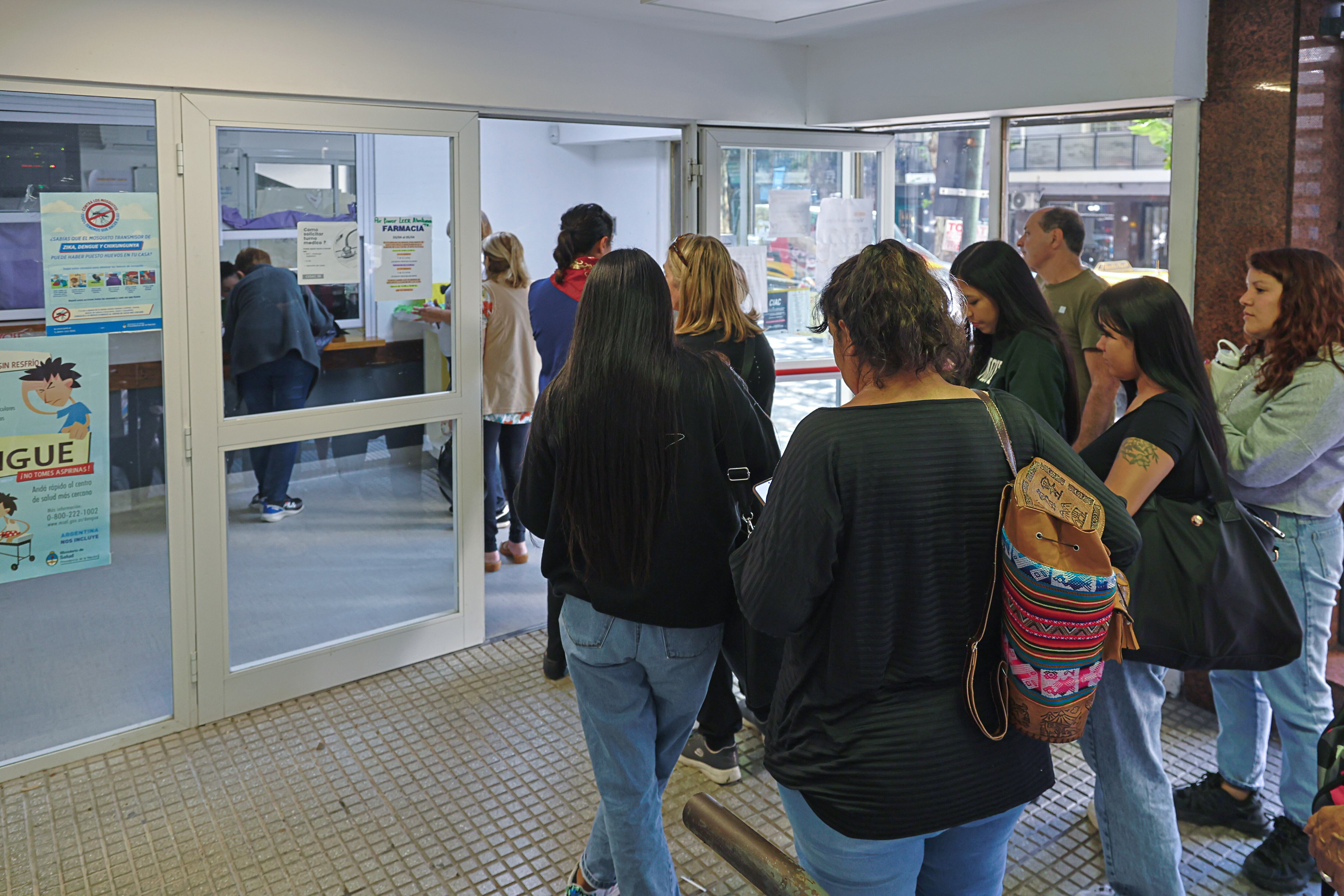 Personas esperan recibir atención médica en un hospital general donde se ha establecido un centro de vacunación y control de la fiebre para los pacientes infectados con dengue, en Buenos Aires, Argentina, el 6 de abril.