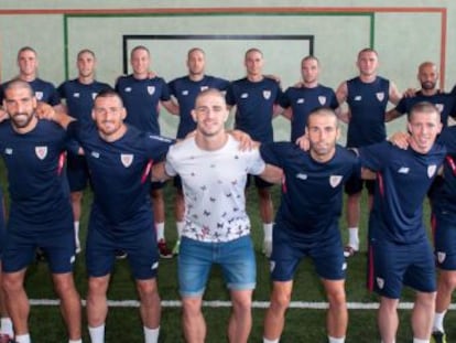 El conjunto rojiblanco distribuye una imagen en la que la primera plantilla aparece junto al futbolista, que se trata de un tumor testicular