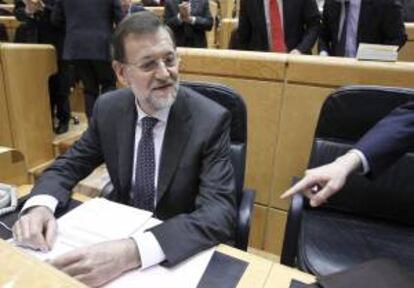 El presidente del Gobierno, Mariano Rajoy, acudirá esta tarde a una nueva sesión de control en el Senado, en la que deberá contestar al PSOE cómo van a notar los ciudadanos la recuperación económica y a CiU sobre la "respuesta" que dan los presupuestos y "la ley Wert" a la sociedad catalana.EFE/Archivo