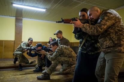 Un grupo de voluntarios participaban el viernes en una clase en un campo de entrenamiento ubicado en las inmediaciones de Kiev. "No tengáis prisa, porque si tenéis prisa vais a cometer errores. Y si cometéis errores, vais a morir", dice el instructor a un grupo de 50 jóvenes que antes de la guerra no habían utilizado un arma. Ahora, portan uniforme militar, van armados y están aprendiendo a combatir en el interior de un edificio porque, en pocos días, se irán a reforzar uno de los frentes de Ucrania.