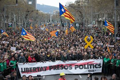 Protesters in Barcelona carry a sign demanding "freedom for political prisoners."