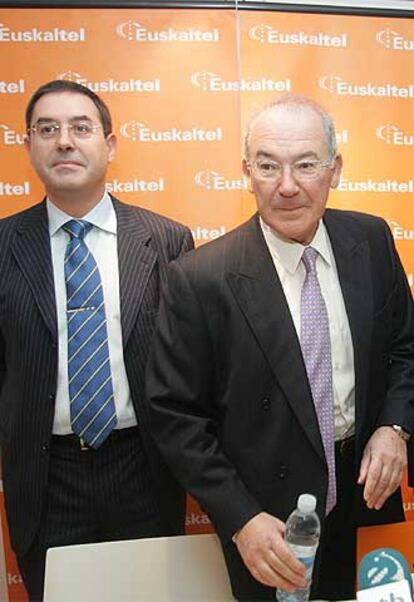 El presidente de Euskaltel, José Antonio Ardanza (delante), junto a su consejero director general, Alberto García Erauskin, en un acto de la compañía en Bilbao.