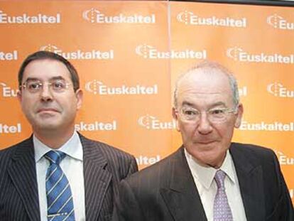 El presidente de Euskaltel, José Antonio Ardanza (delante), junto a su consejero director general, Alberto García Erauskin, en un acto de la compañía en Bilbao.