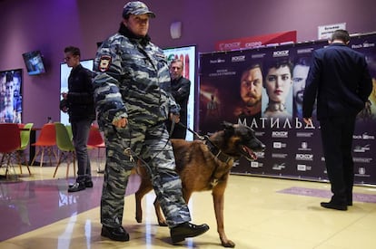 Una oficial vigila durante el preestreno de &#039;Matilda&#039; en un cine de la ciudad rusa de Novosibirsk.