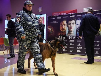 Una oficial vigila durante el preestreno de &#039;Matilda&#039; en un cine de la ciudad rusa de Novosibirsk.