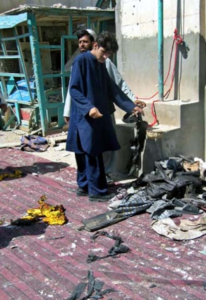 Ropa de víctimas del atentado en el patio de la mezquita de Kandahar.