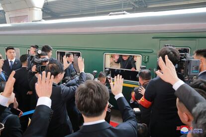 El Gobierno surcoreano ha dado la bienvenida este miércoles a la reciente visita que ha realizado el líder norcoreano, Kim Jong Un, a China para reunirse con el presidente del país, Xi Jinping, y ha confiado en que el encuentro contribuya a los esfuerzos para desnuclearizar la península de Corea. En la imagen, el líder norcoreano, Kim Jong Un, saluda desde un tren.