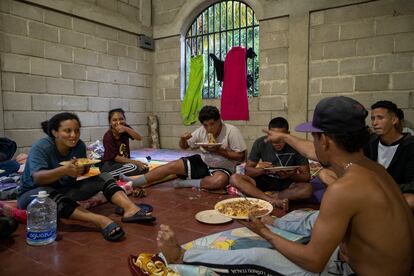 Entre las muchas personas que cruzan Honduras y pasan por este centro de Trojes, casi un 50% son venezolanas. En la imagen, un grupo charla durante la cena en el albergue temporal. 