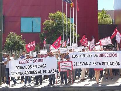 Trabajadores afectados por la quiebra de su empresa.