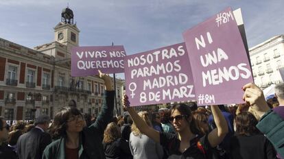 Manifestación en la madrileña Puerta del Sol el 8 de marzo. Un grupo de mujeres concluyó ese día su huelga de habre para denunciar la violencia machista.